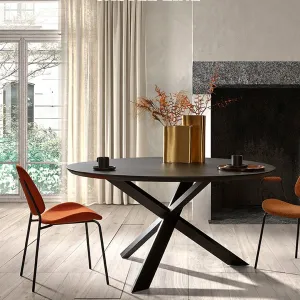 Simple et élégante, la table Zara de @castlelinefurniture séduit par la finesse de son plateau organique et l’élégance de son piétement...