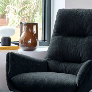 Avec ses lignes enveloppantes et son design rétro revisité, le fauteuil Moro 🛋️@flexluxfurniture est une véritable pièce signature pour...