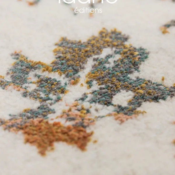 Voyagez depuis votre salon avec le tapis Amman de @idaho_editions.

Ce modèle unique réinvente le style oriental dans une version moderne et... Galerie Instagram