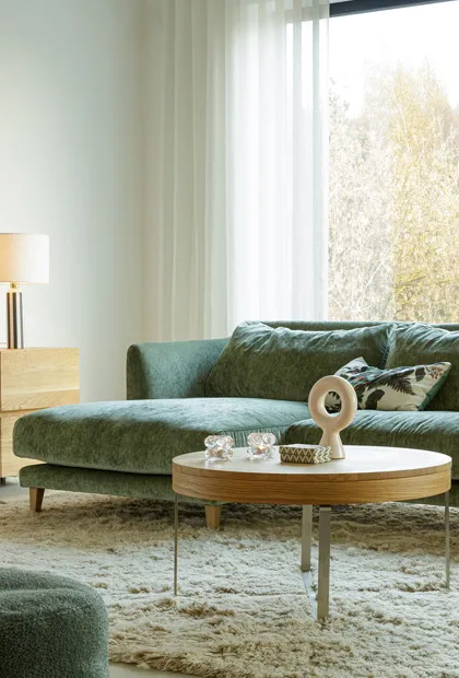 Comment décorer son salon avec un canapé vert kaki ?