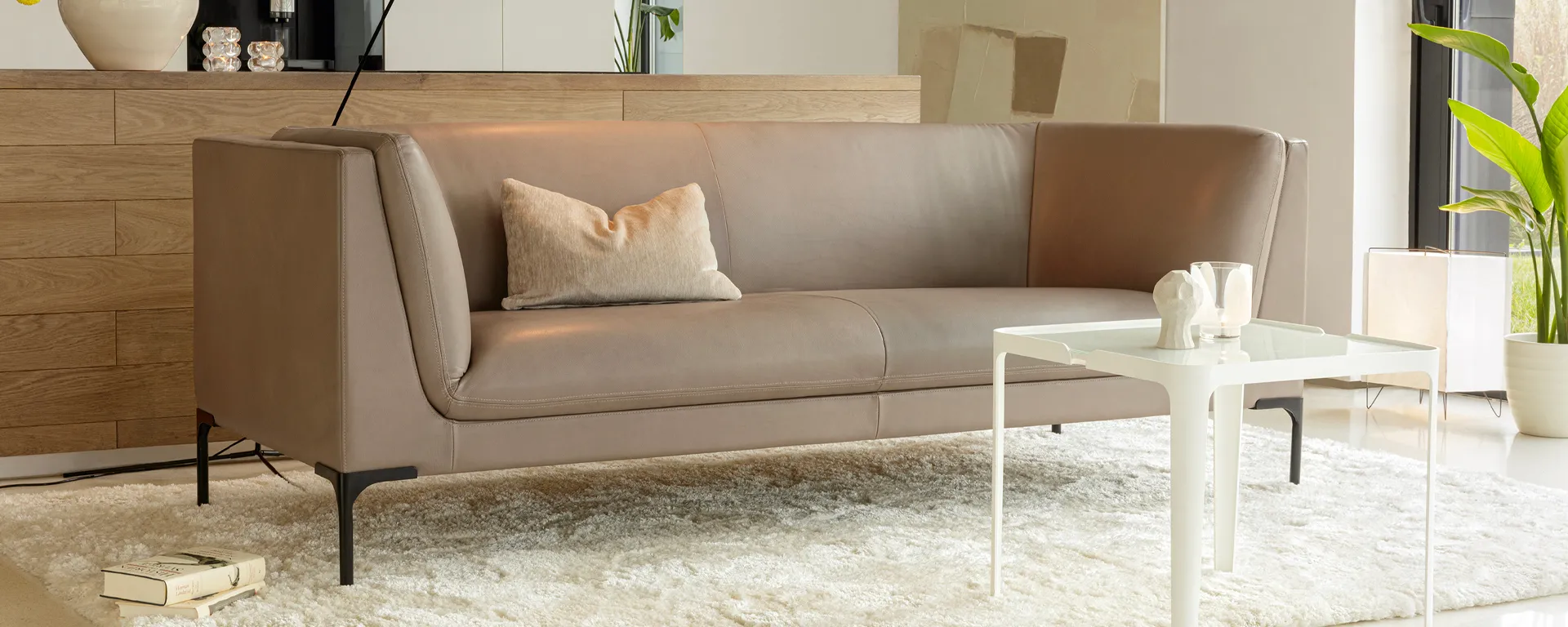 Canapé beige : conseils déco pour un salon tendance en 2026