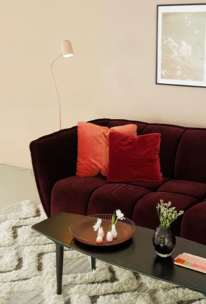 Burgundy : comment intégrer la couleur rouge foncé tendance de l’automne-hiver 2025-2026 dans votre déco salon ?