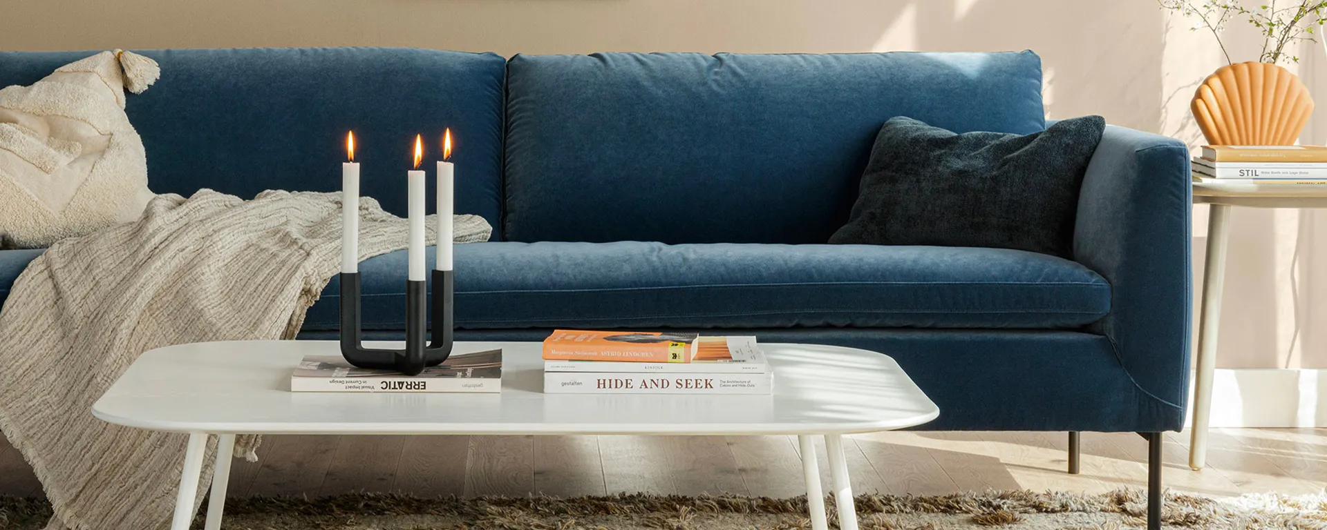 Comment décorer un salon avec un canapé bleu ?