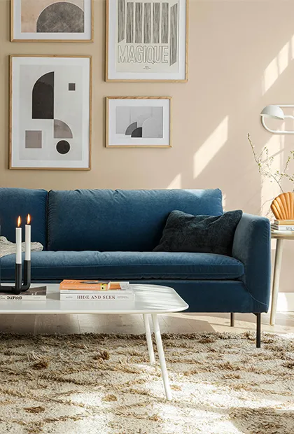 Comment décorer un salon avec un canapé bleu ?