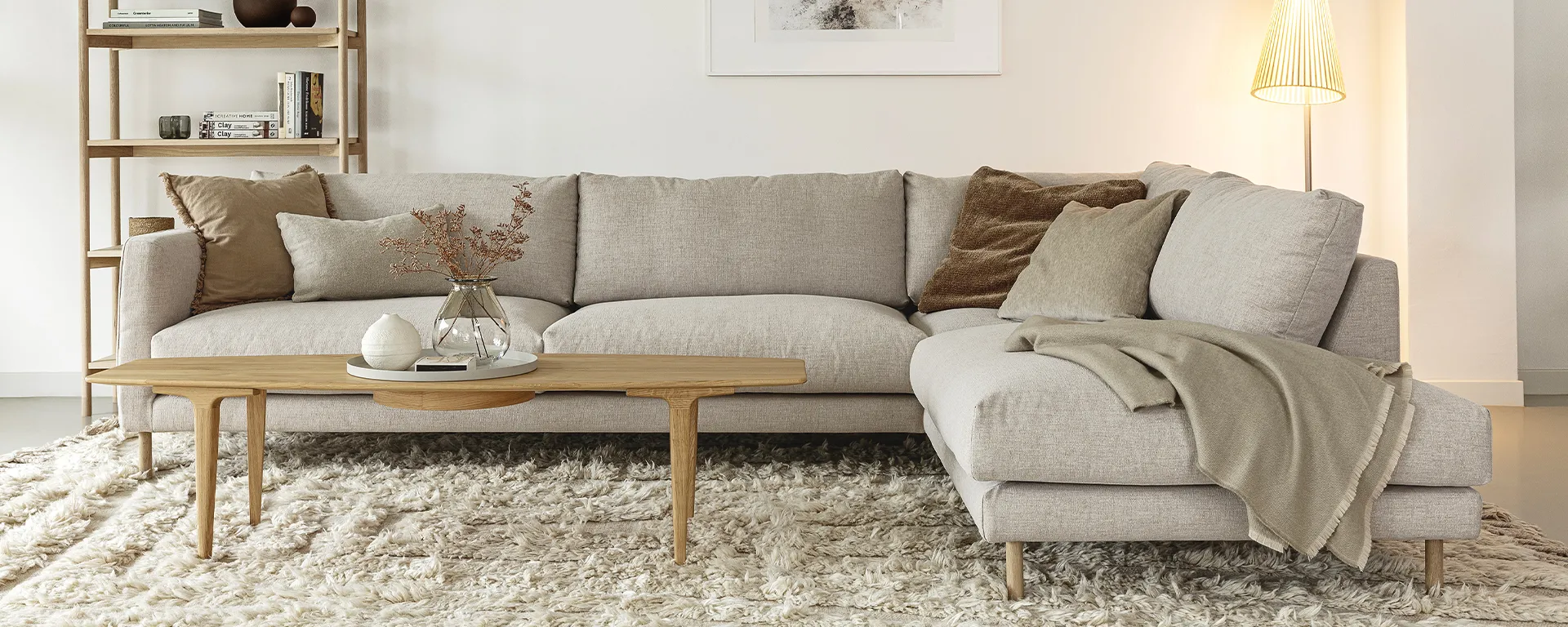 Canapé gris clair : quelles couleurs associer dans le salon ?