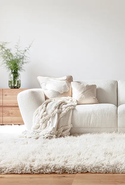 Canapé blanc : quelles couleurs associer pour une déco réussie ?