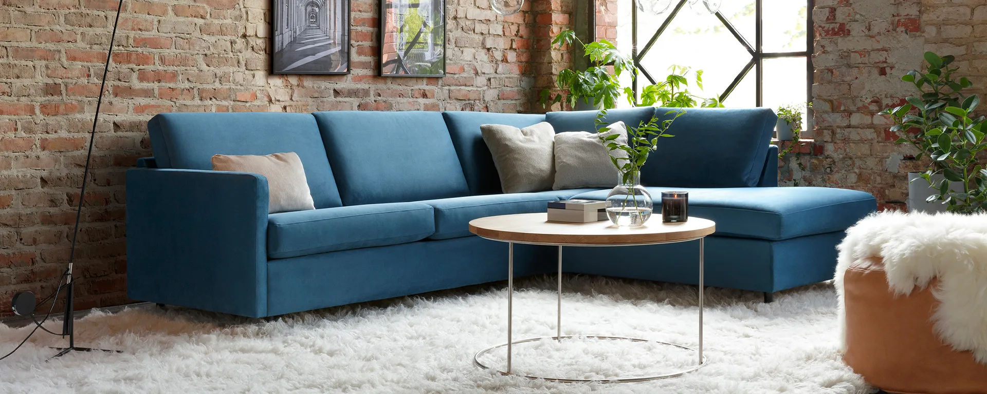 Canapé bleu : quelles couleurs associer pour une décoration réussie ?
