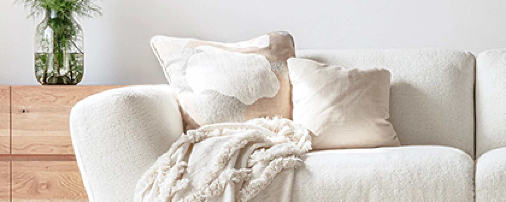 Canapé blanc : quelles couleurs associer pour une déco réussie ?
