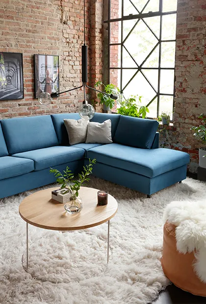 Canapé bleu : quelles couleurs associer pour une décoration réussie ?