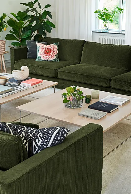 Canapé vert : 4 inspirations déco pour un salon réussi